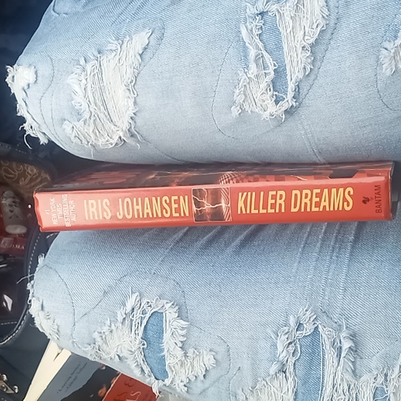 Book new York times best seller Johansen - Picture 3 of 4